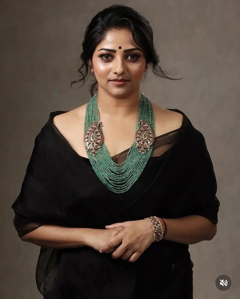 SuryaYuva2tn's tweet image. #LandLord | பழைய பஞ்சாயத்து 

அசுரன் மற்றும் 60 படத்தை கொஞ்சம் கொஞ்சமா சேர்த்து ஒரு பெரிய மொக்கை படத்தை எடுத்து வெச்சுருக்காங்க..

நில உரிமை, அதிகார ஏற்றத்தாழ்வு, நிலப்பிரபுத்துவ கலாச்சாரம் என அனைத்தும் கலந்து கட்டிய கமர்சியல் கிராமத்து திரைப்படம்..

துனியா விஜய், அசுரன் தனுஷ்
