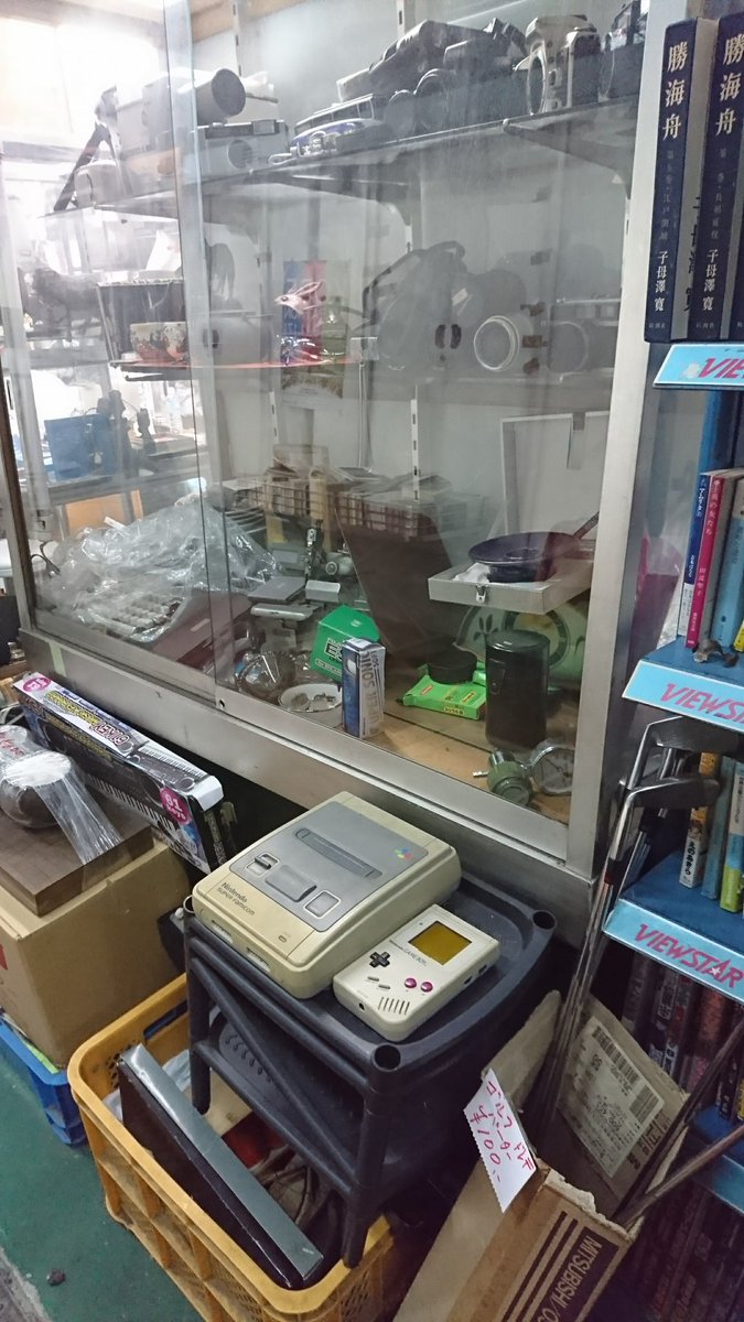 yogoren's tweet photo. モトコー（元町高架通商店街）は30年以上前から既に古めかしくて怪しくてディープで、大好きな場所でした。30年ほど前に菊の紋章の襟章を買った思い出。
ちょっと怪しくて、愛おしい…ディープな店が軒を連ねた神戸元町高架下「モトコー」ひっそり最終日
https://t.co/ACK4JNg2jG https://t.co/rcGceOhPIb