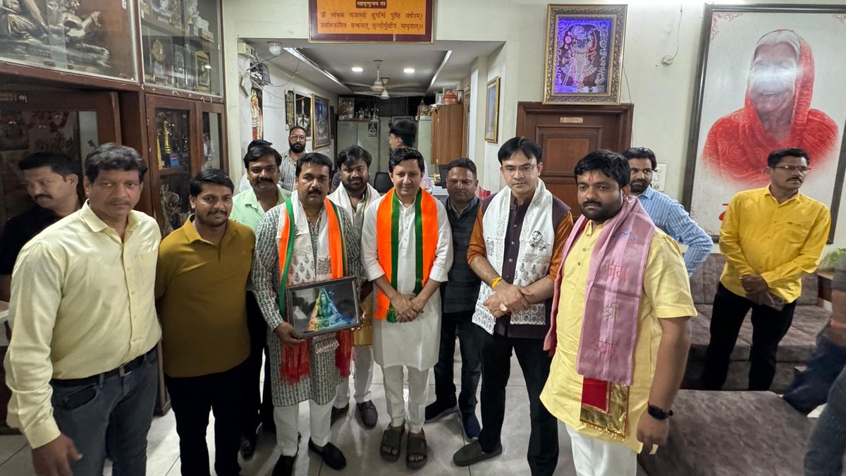 निज निवास, नंदा नगर पर आज भारतीय जनता युवा मोर्चा एवं मीडिया विभाग मध्यप्रदेश के नव-नियुक्त पदाधिकारियों से आत्मीय और स्नेहिल भेंट हुई। 
इस अवसर पर उनके उज्ज्वल कार्यकाल और नवदायित्वों के सफल निर्वहन हेतु हृदय से बधाई एवं मंगलकामनाएं प्रेषित की।
युवा साथियों के उत्साह, ऊर्जा और