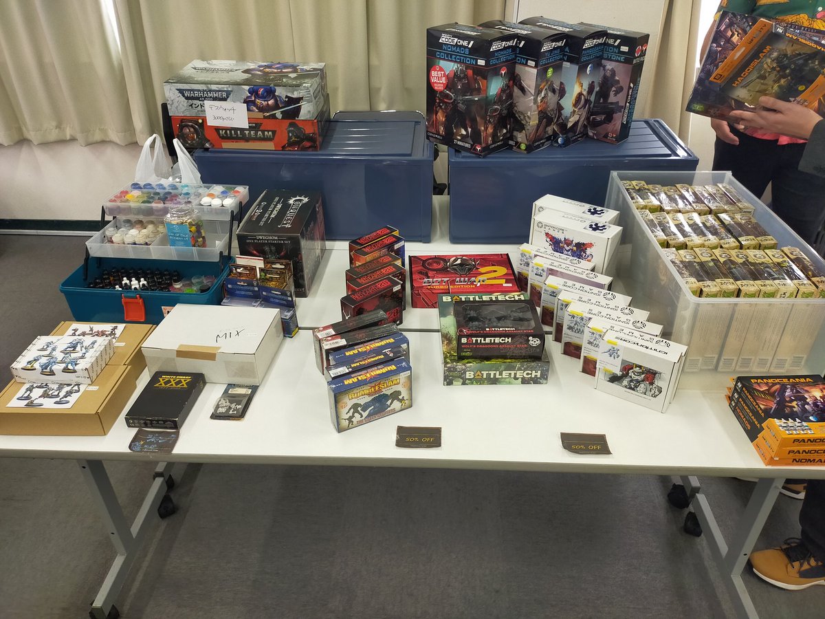 各ブース ① お宝販売卓と推しゲーム体験卓、インディーズ作品の実演 