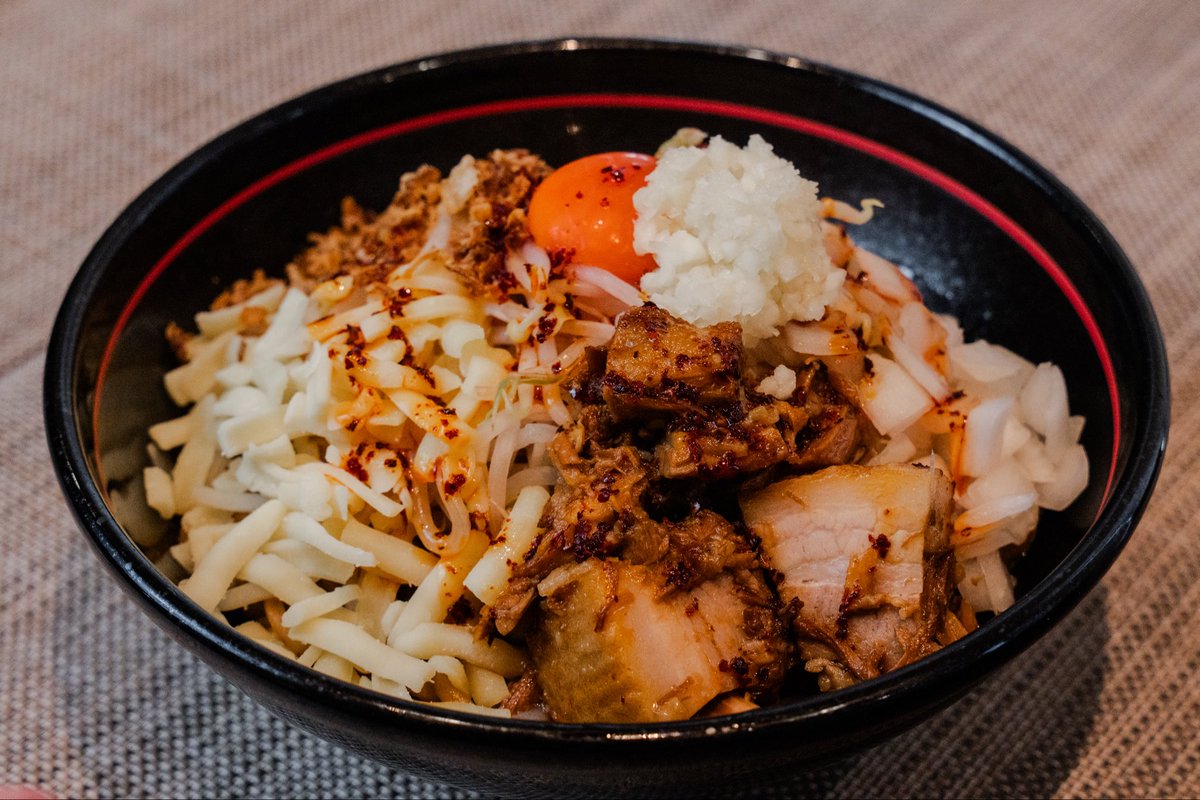 menya_fukuro's tweet photo. 本日日曜、営業中！

■通町店
17:00〜L.O.23:30

■飯塚町店
11:00〜L.O.14:30
17:00〜L.O.21:30

お時間ご確認のうえ、ご来店お待ちしております🍜 https://t.co/t9ezPhkUSd