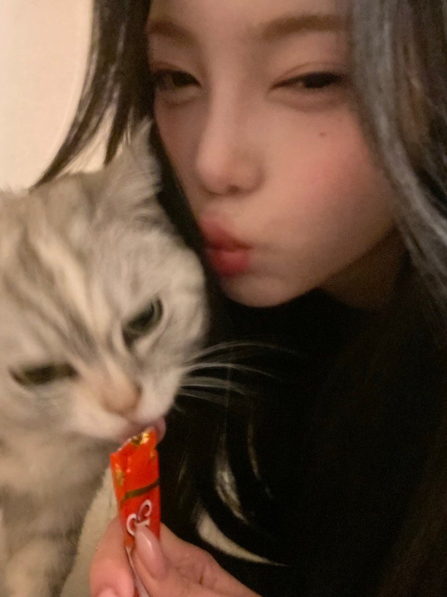 H2ioS2's tweet photo. 이안이 결국엔 츄르로 아루 꼬셔서 셀카 받아옴 아 미치겟다 ㅈㄴ 귀여워!!!!!! https://t.co/nZdR0zefpR