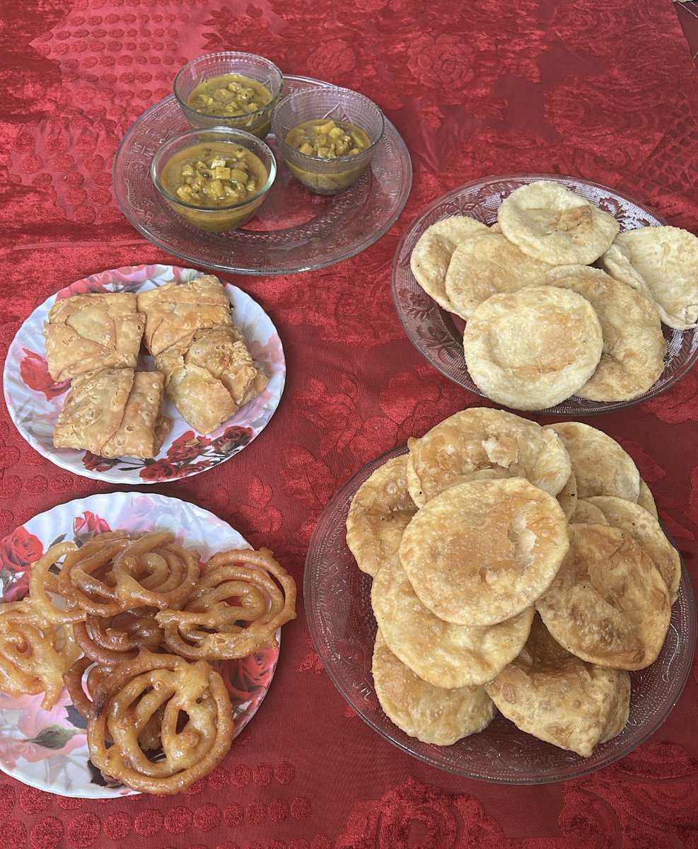 INikhatAli's tweet image. दाल पूड़ी - जलेबी  पूड़ी-भाजी 

अगर आप बंगाल से हैं तो ये नाश्ता जानते होंगे.. #Kolkata