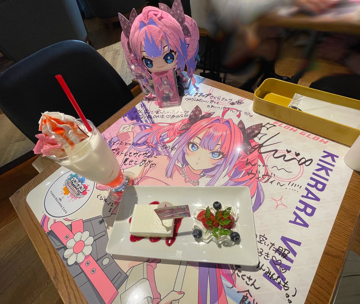 1bitsan's tweet photo. 明日で最後ということで後半2回目に行って来ました！
席は17番のヴィヴィちゃんサイン席！予約の時この番号あったので狙って行きました！嬉しすぎる😭ケーキもさくらミルクも甘くて美味しかった～！お店をじっくり見て回れました！にこたんの席にメンバーの寄書きあってうるうる😭
#FG_タワレコカフェ https://t.co/ep49oa5xs1