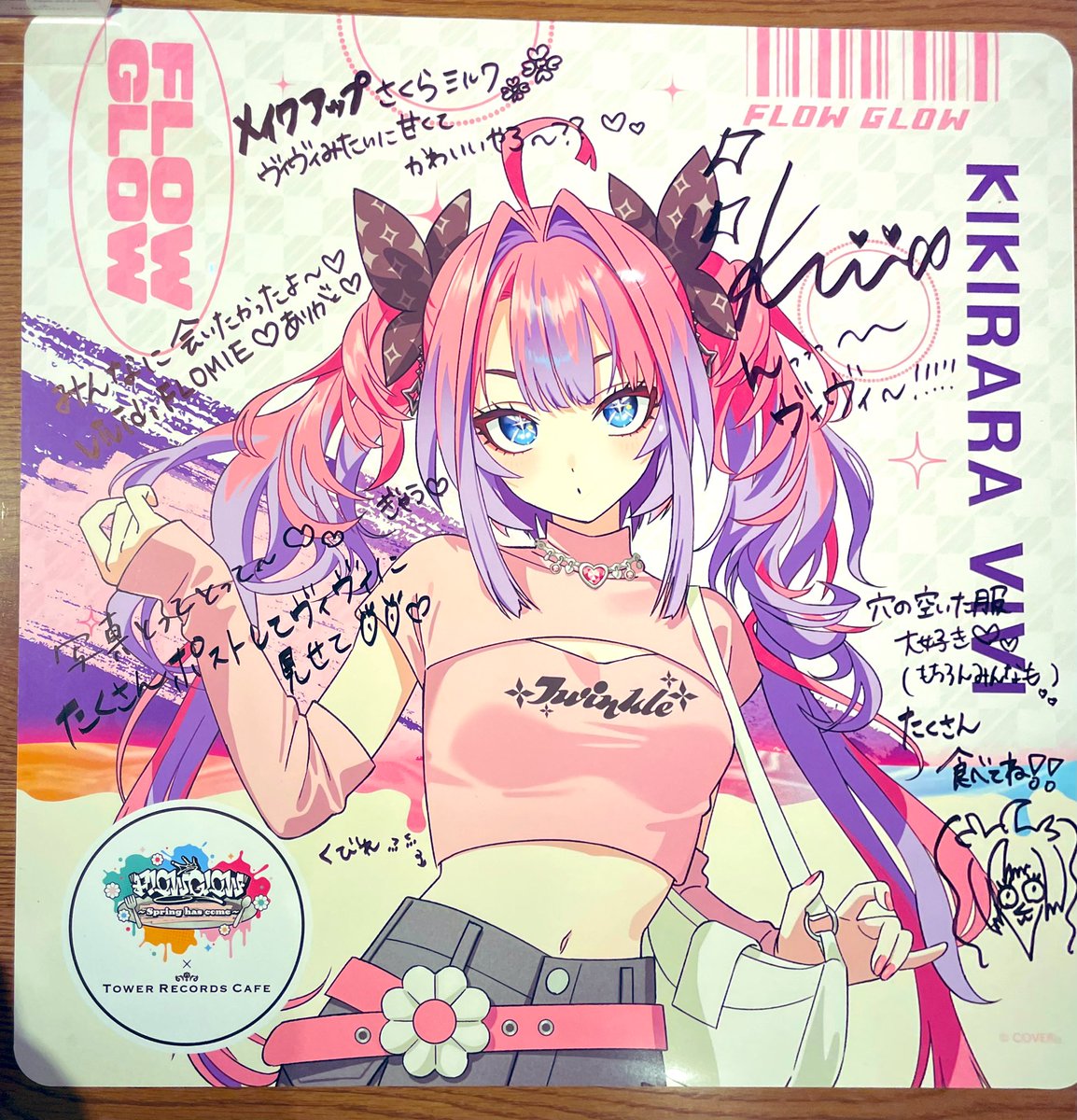 1bitsan's tweet photo. 明日で最後ということで後半2回目に行って来ました！
席は17番のヴィヴィちゃんサイン席！予約の時この番号あったので狙って行きました！嬉しすぎる😭ケーキもさくらミルクも甘くて美味しかった～！お店をじっくり見て回れました！にこたんの席にメンバーの寄書きあってうるうる😭
#FG_タワレコカフェ https://t.co/ep49oa5xs1