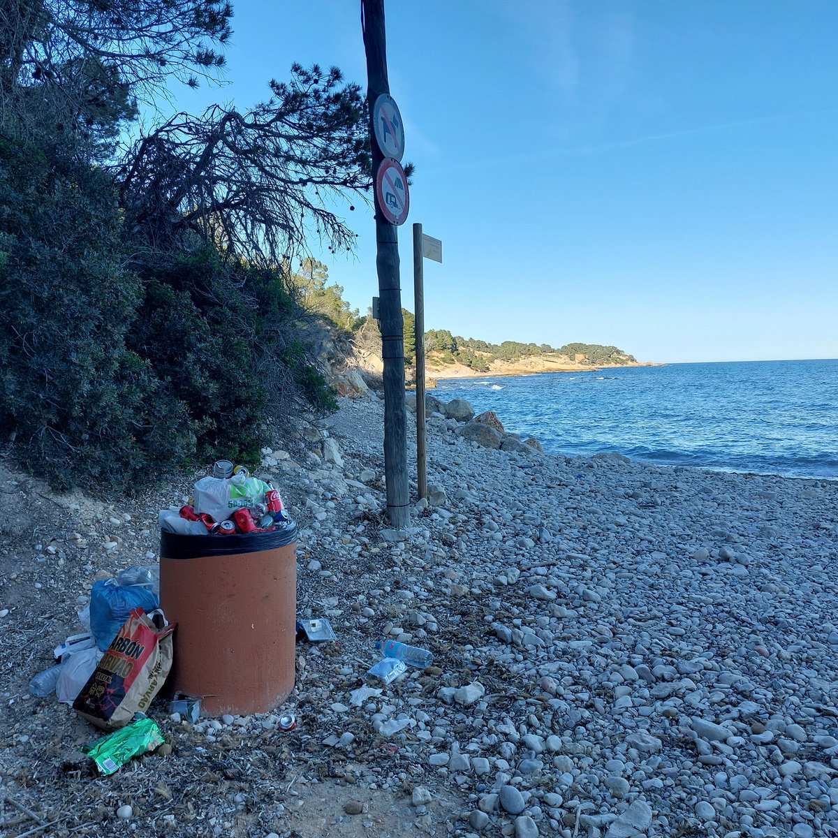 martisoriano's tweet photo. Sisplau ajuntaments i altres administracions, NO poseu més papereres a zones de pas, en aquest cas el #GR92. Només fan l'efecte contrari, mala imatge i una despesa innecessària.
I és que la brossa no cau del cel, cadascú se la pot emportar de la mateixa manera que la portava. https://t.co/6uFAUctbGs