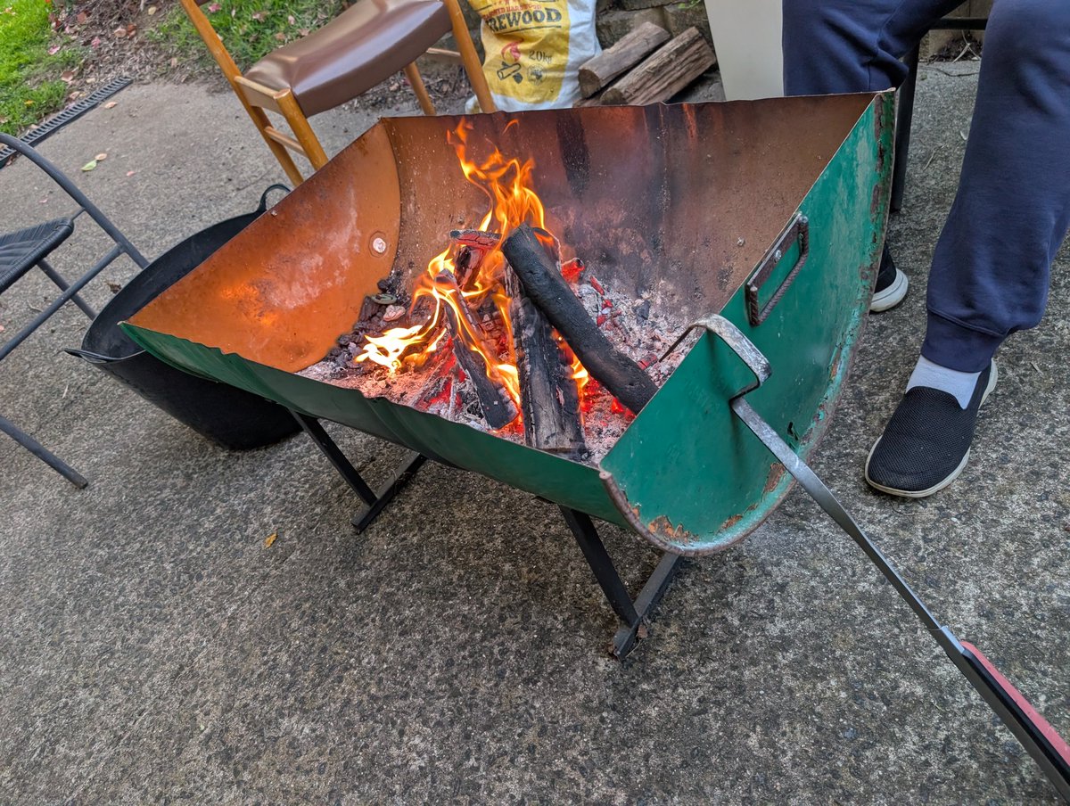 Djraj38313947's tweet image. Chilling, then will cook some burgers. #Canberra #Firepit
