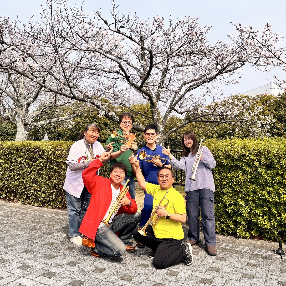 sousui_1977's tweet photo. あと7日！トランペットパートです。
えっ、もう1週間で本番なのか(o_o;
今年はハードな難曲が多いけど、まだまだ追い込んでお客様に楽しんでいただける演奏会にするぞー。
ということで、それぞれのメンバーの想いを服のカラーに込めて写真を撮ってみました。
それで何？
ご想像にお任せします。 https://t.co/bkGMx61Hf9
