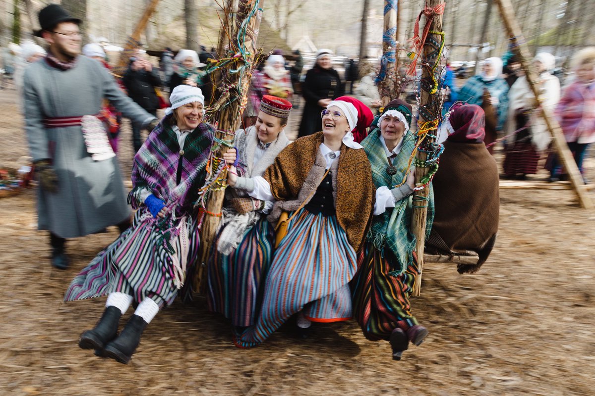 ☀️Šodien pie mums būs Lielā Lieldienu svinēšana ar plašu amatnieku un pārtikas mājražotāju tirgu, olu krāsošanu un ripināšanu, šūpošanos dažāda veida lielās un ļoti lielās šūpolēs, teātra izrādi bērniem, tautisko tradīciju izzināšanu, tautiskām dziesmām un dejām.🥚🐇