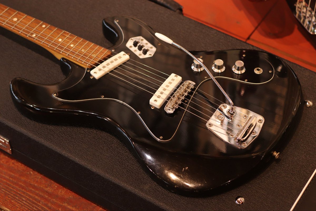 shu_ot's tweet photo. 長野県 新興楽器により1966年に発売されたプリザント SEV-218 のヴィンテージ ビザール期のギターが入庫致しました。八戸店とデジマート店にて83,600円税込にて販売中で御座います💁‍♂️

お知らせ
当店では『楽器や機材の買取り』『楽器の委託販売の依頼』を常時受付中で御座います。

『思い入れのある楽器達を大切に扱って欲しい』『出来るだけ高額で販売したい』そんな方は是非当店へご相談頂けますと幸いです。

また『壊れている弦楽器』『経年でサビや埃を被っている楽器』も遠慮無くそのままお持ち下さいませ。

この楽器について
長野県 新興楽器により1966年に発売されたプリザント SEV-218 のヴィンテージ ビザールギターが入庫致しました。60年代初期、テスコのような物々しいデザインとは違い、欧州のechoやburnsに影響を受けたスッキリとスタイリッシュにまとめられているデザインです。ネックはプリザントの特徴ともいえる積層合板仕様となっております。スケールを計測したところミディアムスケールだと思われます。

ピックアップ切り替えは3つのスライドスイッチで行います。コンデンサーを含む配線となっており、SOLO/RHYTHMの2音色を鳴らすことが可能です。入庫時は接触不良が目立ちましたが接点洗浄で解消しています。稀に再発しますが、今後の使用と共に無くなっていくと思います。

また独自のトレモロユニットを搭載しておりヴィブラートが可能となっております。

傷などの状態
年代物ですので、傷や打コン等全体的にございます。大きなダメージはありません。またネックの裏は非常に綺麗です。

楽器としての状態
ネック調整を行いました。トラスロッドの可動域に充分な余裕を確認致しました。現在6弦側はストレート、1弦側は若干ですが順反りの状態です。演奏にストレスを感じない程度ではありますが、演奏後当面は1〜3弦側を緩めて頂けますと幸いです。

フレットについては高さ約1.2〜1.1mmのニッケルフレットとなっておりフレット減りは、ほぼありません。リフレットされているかもしれません。この年代のフレットはすり合わせなどで高さが0.6〜0.8mm程になっている個体も多いので好条件かと思います。

弦高は09-42ゲージ12f上で6弦2.0mm 1弦1.6mmにセットアップしました。0フレット仕様&テンションが低めなので5.6弦の開放弦とローポジションで若干の干渉が御座います。※ピッキングでコントロール出来る範囲てはあります。

ネックグリップはソフトVとなっており大変弾き易く仕上がりました。

ビザール好きの方はもちろん、新しい刺激を求めるギタリストにも是非弾いてほしい一本となっております。

本体とトレモロアーム（社外）のお渡し。ケースはありませんがしっかりと梱包して発送出来ますのでご安心下さいませ。