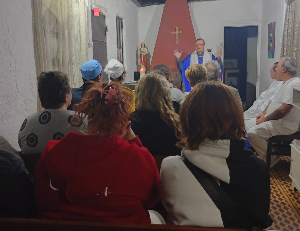 AncoraUy's tweet photo. Vigilia Pascual 2026 presidida por Monseñor Sebastián Camacho Bentancur en la Iglesia Vieja de Manzilón de la ciudad de Montevideo https://t.co/IJoePp1Zio