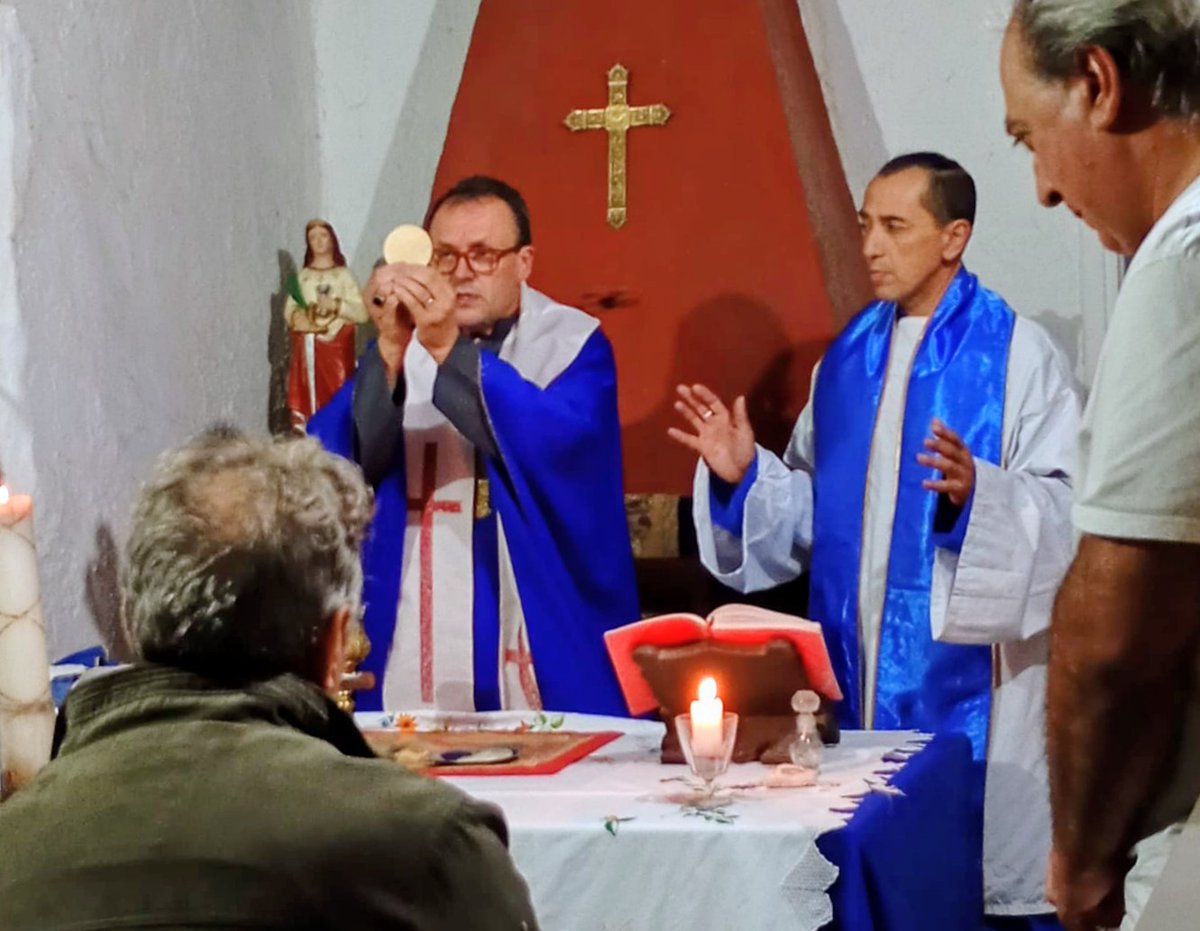 AncoraUy's tweet photo. Vigilia Pascual 2026 presidida por Monseñor Sebastián Camacho Bentancur en la Iglesia Vieja de Manzilón de la ciudad de Montevideo https://t.co/IJoePp1Zio