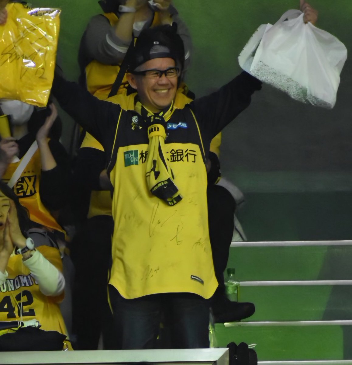 djhamag's tweet image. 昨日は思いがけずシンジの👕頂きましてラッキーでした！
クイズ正解したときは相手のフリースローの時よりブーイング👎が多かったけど…🤣

今日もここから選手の後押し頑張ります📣

Let's Goとちぎ！
Go BREX！
#transcend
#BREX