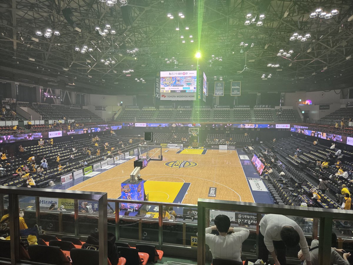 djhamag's tweet image. 昨日は思いがけずシンジの👕頂きましてラッキーでした！
クイズ正解したときは相手のフリースローの時よりブーイング👎が多かったけど…🤣

今日もここから選手の後押し頑張ります📣

Let's Goとちぎ！
Go BREX！
#transcend
#BREX