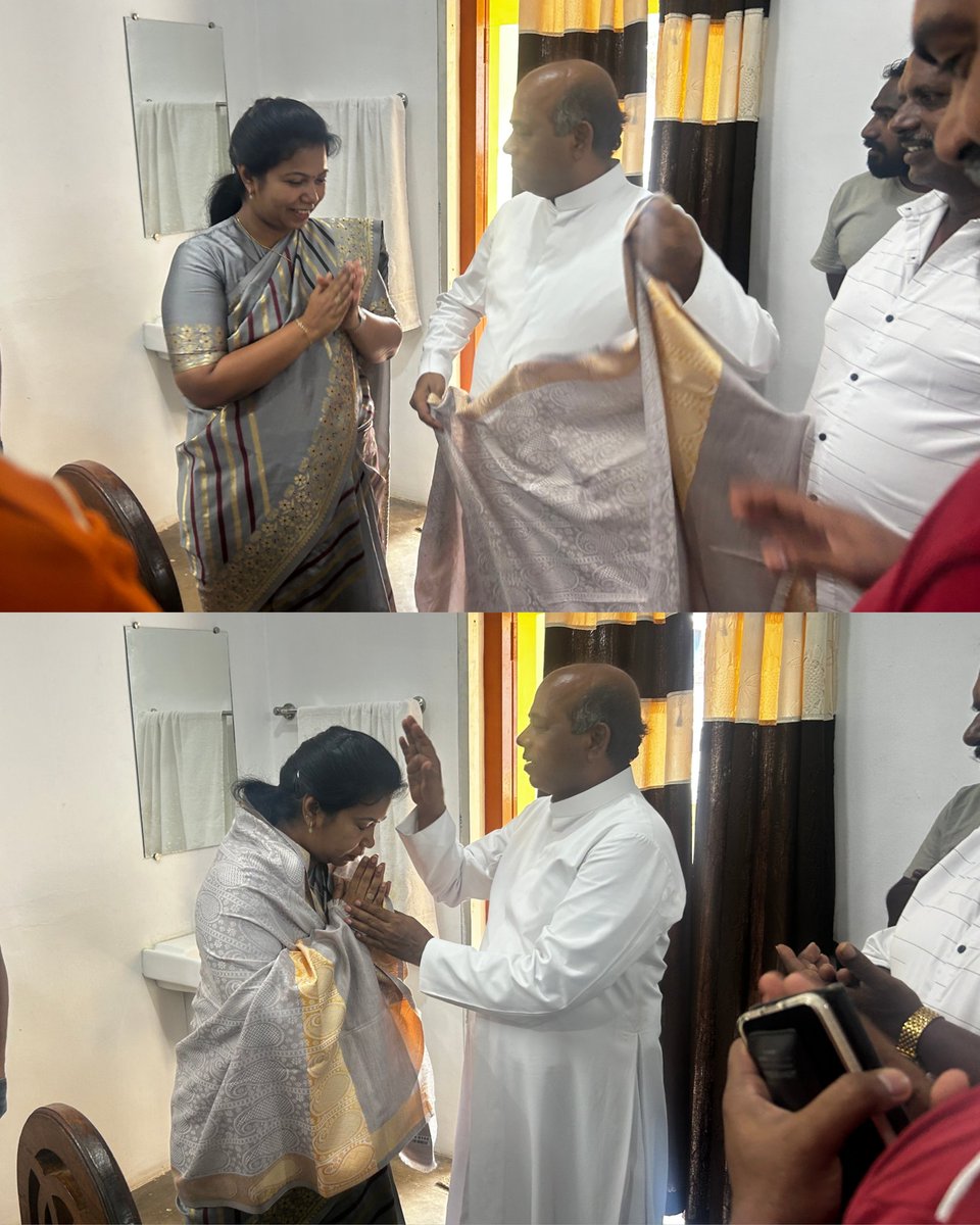 jennifer_ntk's tweet photo. உயிர்ப்பு பெருவிழாவை முன்னிட்டு கன்னியாகுமரி சட்டமன்ற தொகுதிக்குட்பட்ட ஆரல்வாய்மொழி தேவசகாயம் மவுண்ட் தேவாலயத்தில் நடந்த சிறப்பு திருப்பலியில் கலந்துகொண்டு அருட்தந்தையிடம் ஆசிபெற்றோம்.

உலகெங்கும் வாழும் அனைத்து கிறித்தவ உறவுகளுக்கும் உயிர்ப்பு பெருவிழா நல்வாழ்த்துக்களை தெரிவித்துக் கொள்கிறேன். 

உயிர்ப்பு பெருவிழா ஒரு புரட்சிக்கான பெரும் வெற்றியின் அடையாளம்.

அநீதிக்கும் அடக்குமுறைகளுக்கும் எதிராக போராடிய இறைமகன் இயேசு கிறித்து, அதிகாரவர்க்கத்தின் கொடுமைகளுடன், உலகின் பாவங்களையும் சிலுவையாய் சுமந்து உயிர் துறந்த மூன்றாம் நாள் மரணத்தை வென்று உயிர்த்தெழுந்த நாளாக கொண்டாடப்படும் இந்த விழாவானது நமக்கும் அதிகாரத்திற்கு எதிராக போராடும் வலிமையையையும் , நம் போராட்டங்களின் பெரும் வெற்றிக்கான நம்பிக்கையையும் தரட்டும். 
@NaamTamilarOrg
#கனவு_கன்னியாகுமரி
#மக்களோடு_மரியஜெனிபர் #MariaJennifer‌ #Manidhi  #NaamTamilar