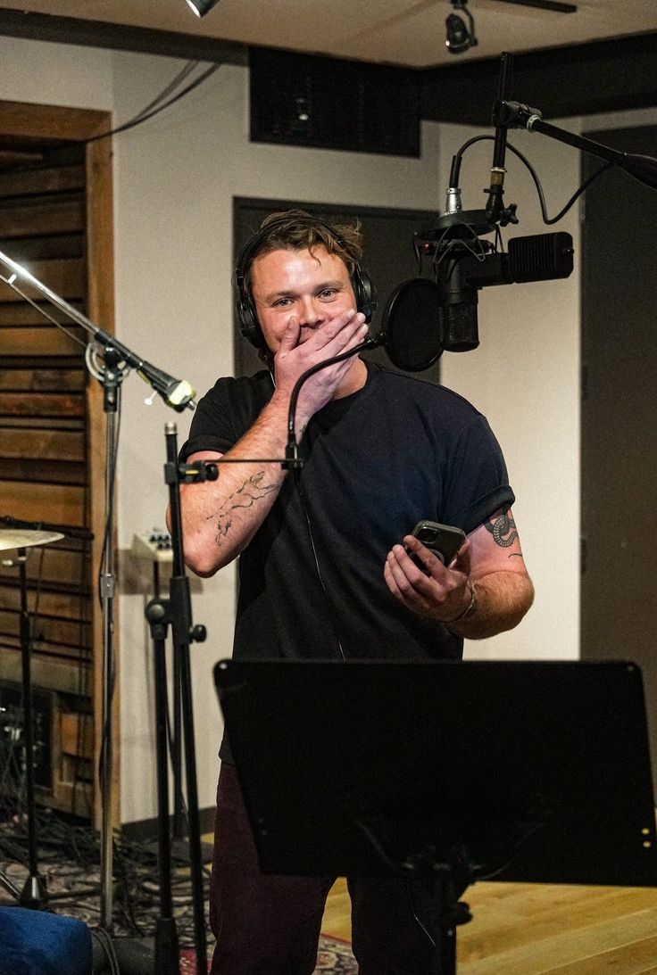 Gray after receiving a text from Alex. Wonder what it said....
Better I don't know
<a href="/ItzAlexAndriA_/">Alex 🥀</a>