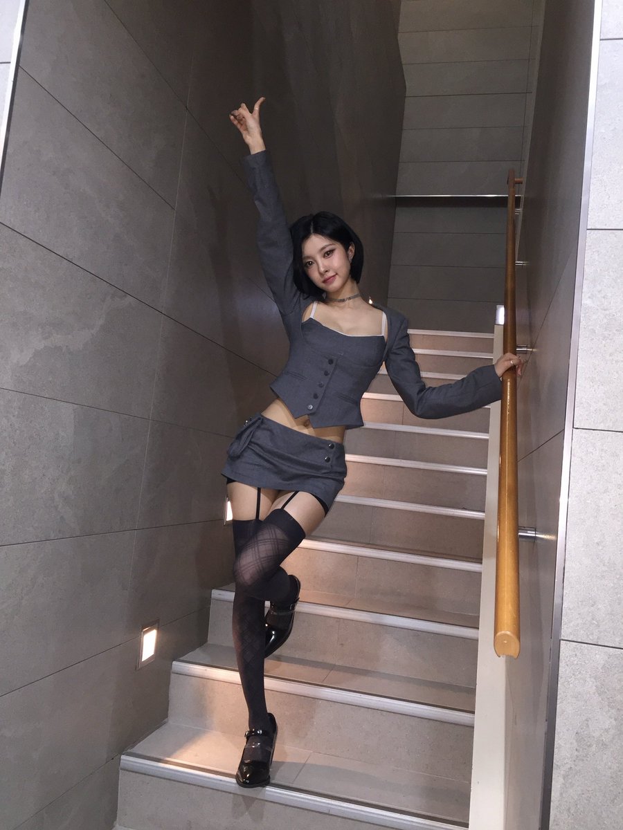 dylove3286's tweet photo. 요니 오피스룩 사진이얌🤞🏻
이분얼굴이미쳤네요 #김다연 https://t.co/GBHaHIn1Uf