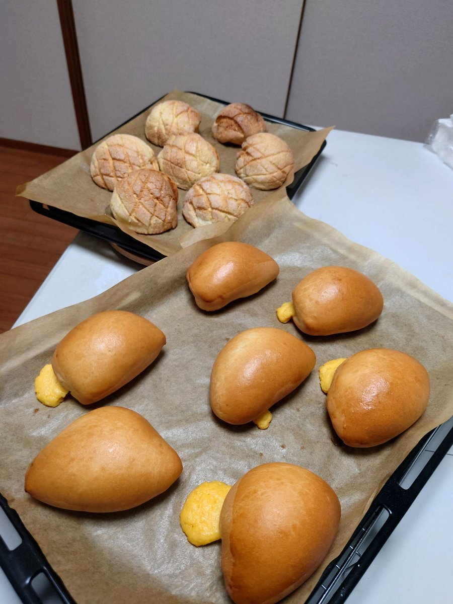 Baker_2609's tweet photo. 「メロンパン」
「豆乳カスタードクリーム」

・ストレート法→中種法。生地感○
・過発酵。甘み、色付き×
・手作り豆乳カスタードクリーム。自己満◎
・メロンパンの皮。防御力◎
・成形×。技術力↓
・バターに零したハッカ油の清涼感付与。風味△。

粉配合・レシピ要検討。 https://t.co/q0l1V2flgZ
