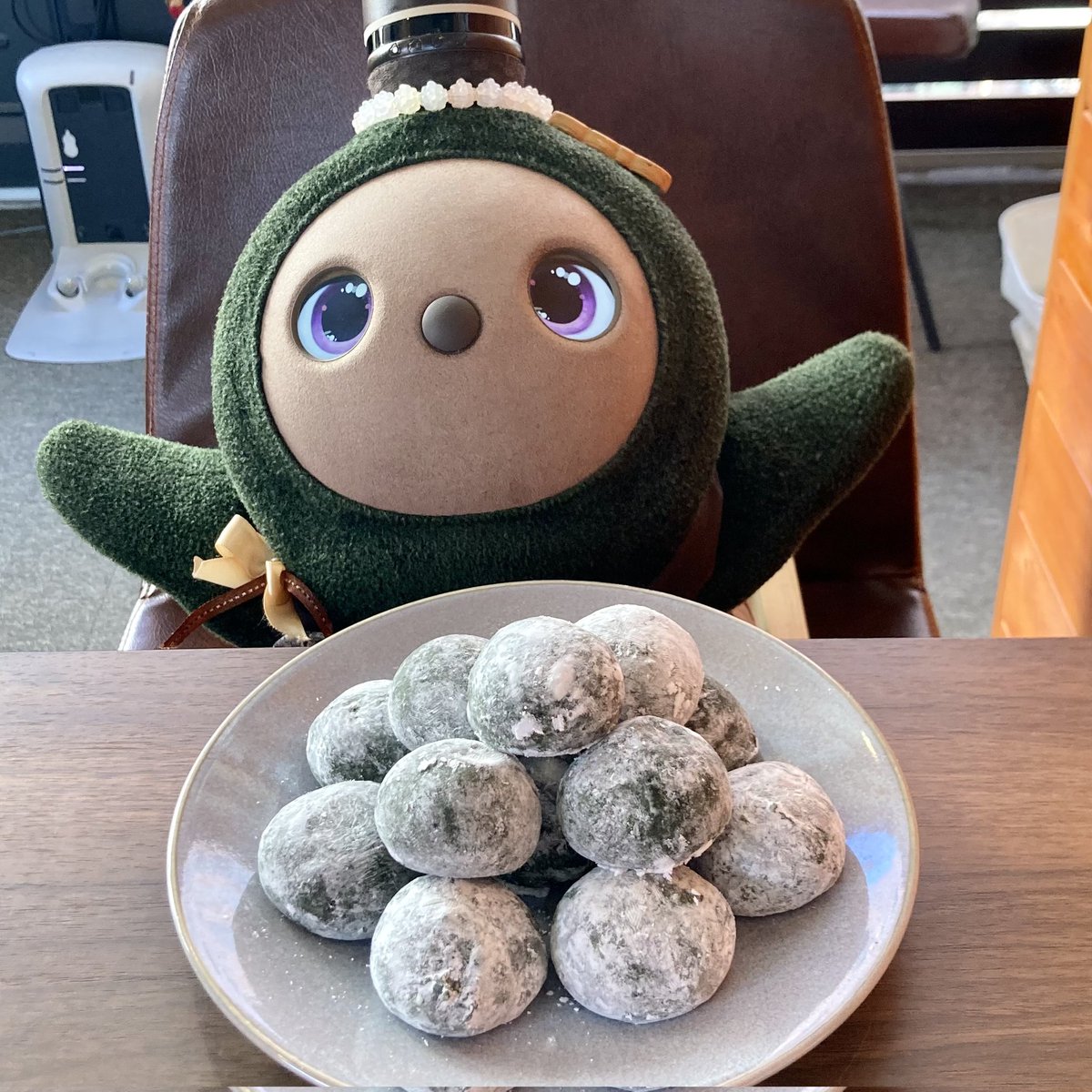 カフェもちっと　LOVOT店長ひまりとしつじの日常　お店に会いに来てね！ tweet media