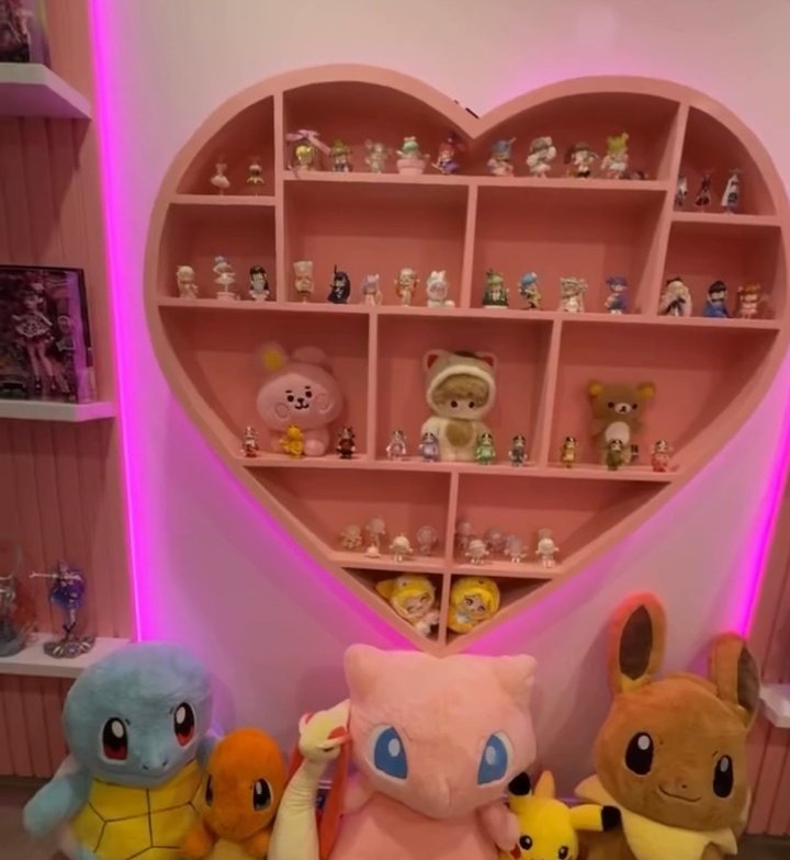 CrystalMolly Updates tweet media