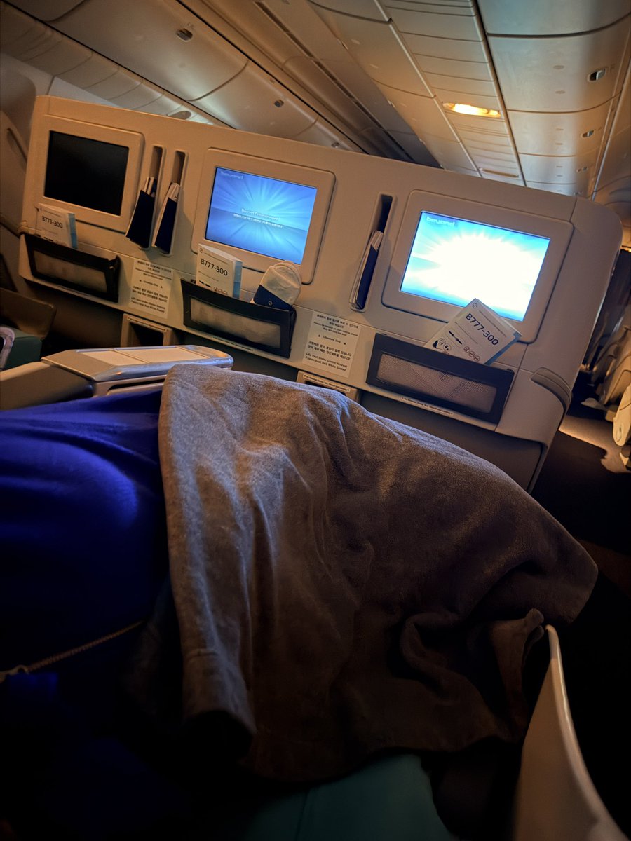 sherryseoul's tweet photo. 풀코스로 즐기고 한시간 누워서 꿀잠 자고 도착✈️  4시간이 너무 짧게 느껴졌당🩵 https://t.co/qwVvjvQmEr