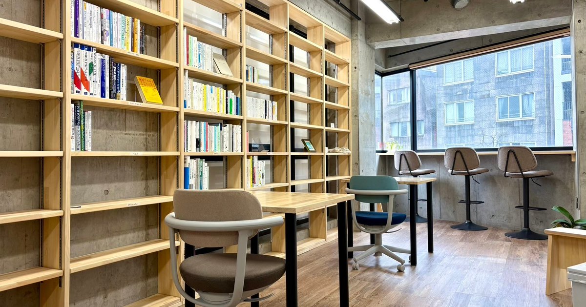 techbooklibrary's tweet photo. エンジニアが本をじっくり読める場所、作りました。
「技術書ライブラリー」は東京・西早稲田にある会員制図書館です。本を読むのもよし、もくもく作業するのもよし。月額会員3960円のほか、1日1540円（1時間まで770円）から気軽にお試しいただけます。