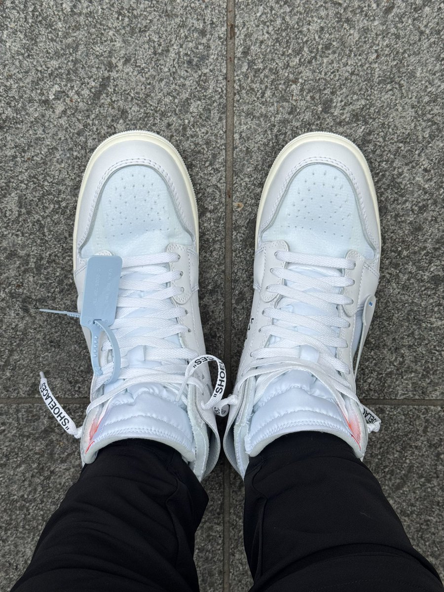 shukei_life's tweet photo. Alaska VAA AJ1 降ろしました
大切に履かせて頂きます♪

そのうちスニーカーガール描くか👟 https://t.co/PVGgZoGzC7