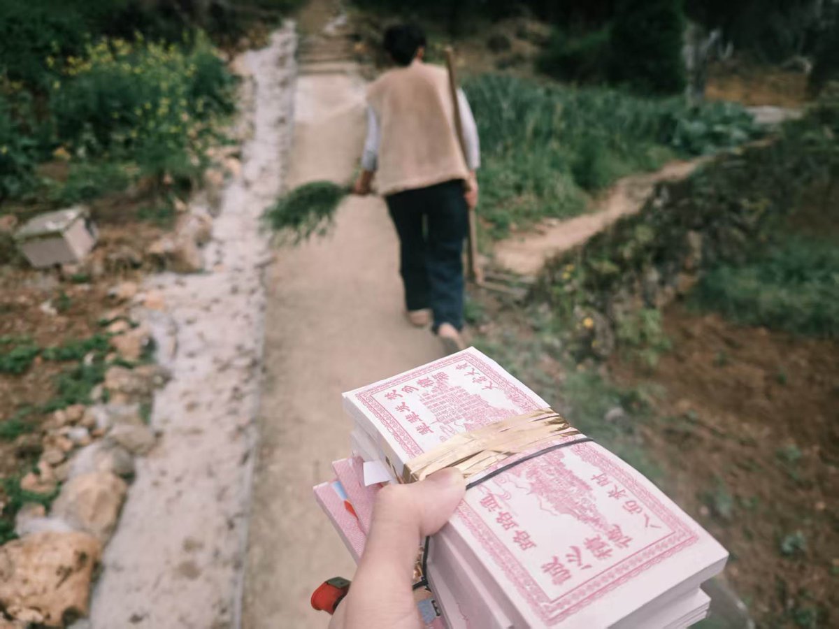 RangYuqiu's tweet photo. 清明祭祖稿
故乡闲月烟火稀，搀马羽仪有时尽。
莫愁飘絮沾我衣，风送相思渡我隅。

农事清闲的月份里，故乡鲜见各家墓前烧纸的白烟升起；那种喧喧扰扰的祭祖场面亦有不盛之时。莫忧愁纸张灰絮飘飞沾得满身都是，这是因为祂们感知到了你的怀念，而从天际乘着风遥渡来到你身旁，想看看你的模样。 https://t.co/T4NqgwEbNr