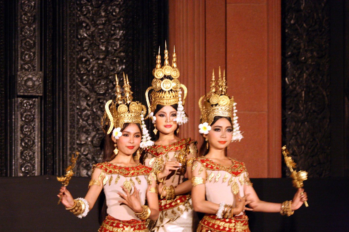 OBvlogs's tweet photo. Thailand copied Cambodia’s culture? FACT CHECK 🔥
Apsara dance? Pure Khmer original.

Temples? Straight from the Khmer Empire blueprint.

Thailand borrowed it after Angkor — khmer didn’t copy shit.

Cambodia = the SOURCE 🇰🇭
Thailand = the remix.
Who’s the real OG? Drop it 👇
#KhmerPride #AngkorWasOurs #ThailandCopied”