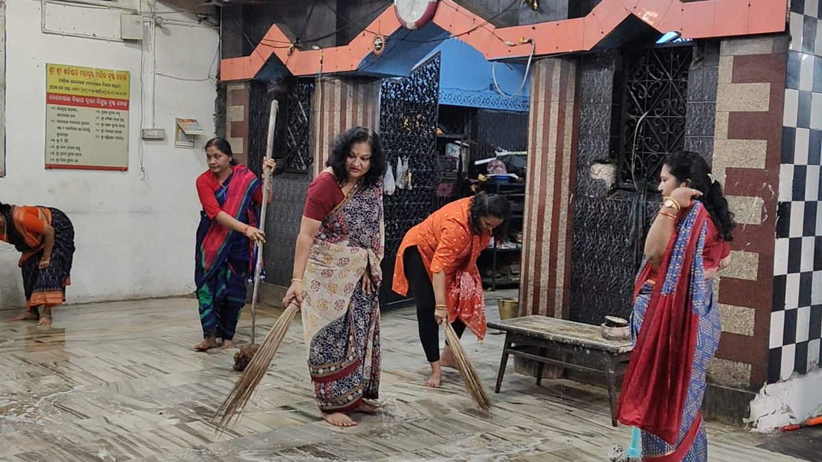 bjmmodisha's tweet photo. ମାନ୍ୟବର ମୁଖ୍ୟମନ୍ତ୍ରୀ ଶ୍ରୀ Mohan Charan Majhi  ଙ୍କ ଆହ୍ବାନ କ୍ରମେ ଏପ୍ରିଲ ୧ ରୁ ୧୪ ତାରିଖ ପର୍ଯ୍ୟନ୍ତ ଓଡ଼ିଶାରେ ଜାରି ରହିଥିବା 'ଓଡ଼ିଆ ପକ୍ଷ' ଅବସରକୁ ଉତ୍ସର୍ଗିତ କରି ଆଜି ବାଣୀବିହାର ସ୍ଥିତ ଶନିଶ୍ଚର  ମନ୍ଦିର ପରିସରରେ ରାଜ୍ୟ ମହିଳା ମୋର୍ଚ୍ଚାର ଭଉଣୀ ମାନଙ୍କ ସହଯୋଗରେ ସ୍ଵଚ୍ଛତା କାର୍ଯ୍ୟକ୍ରମରେ ସାମିଲ ହୋଇ ମନ୍ଦିର ପରିସରକୁ ସ୍ୱଚ୍ଛ ଏବଂ ସୁନ୍ଦର କଲେ ବିଜେପି ରାଜ୍ୟ ମହିଳା ମୋର୍ଚ୍ଚା ସଭାନେତ୍ରୀ ଡା ଐଶ୍ୱର୍ଯ୍ୟା ବିଶ୍ୱାଳ @AshBiswal ମହୋଦୟା।

#Odisha 
#ଓଡ଼ିଆ_ପକ୍ଷ
#aiswaryabiswal 
@highlight 
@narendramodi 
@MohanMOdisha 
@blsanthosh 
@BJP4Odisha 
@BJPMahilaMorcha 
@PandaJay