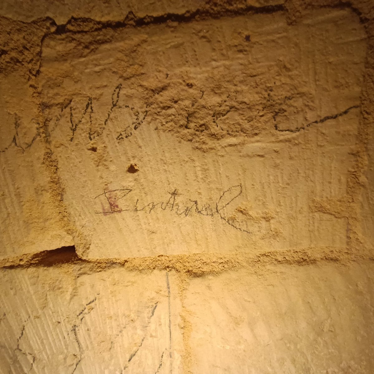 Simple travailleur souterrain tweet media