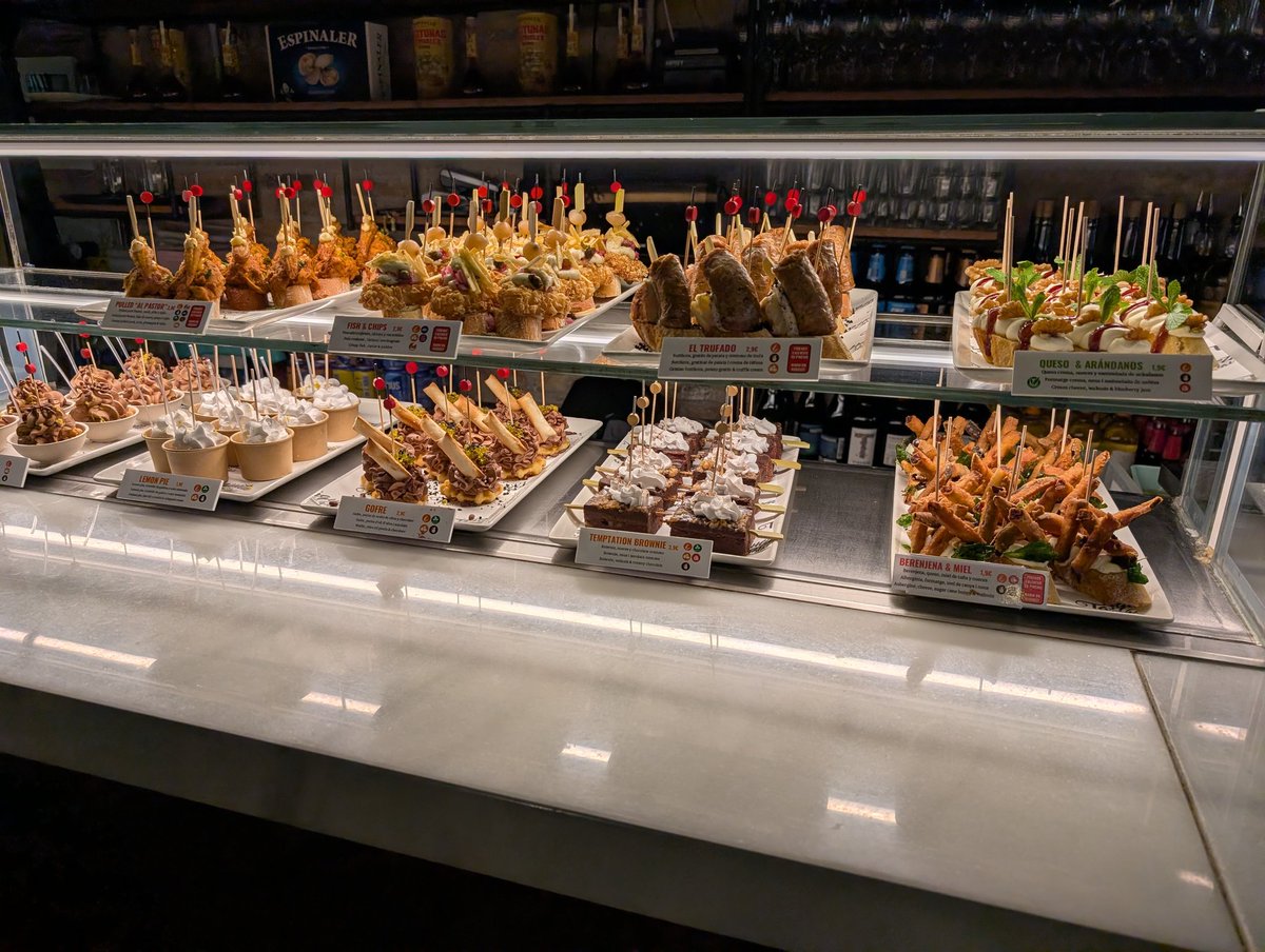 QueHa10's tweet image. 今回のバルセロナ旅行で訪れたお店①
■La Tasqueta de Blai
ピンチョス通りにあるお店で、恐らく１番人気✨セルフでお皿に取っていくスタイル。ピンのデザインで値段が変わります😌

#バルセロナ
#pinchos

maps.app.goo.gl/3ARdM6uc9HHFwt…