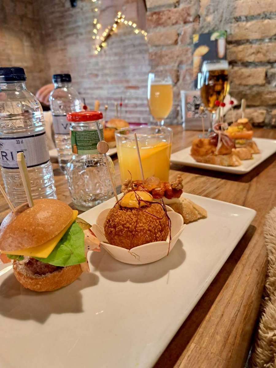 QueHa10's tweet image. 今回のバルセロナ旅行で訪れたお店①
■La Tasqueta de Blai
ピンチョス通りにあるお店で、恐らく１番人気✨セルフでお皿に取っていくスタイル。ピンのデザインで値段が変わります😌

#バルセロナ
#pinchos

maps.app.goo.gl/3ARdM6uc9HHFwt…