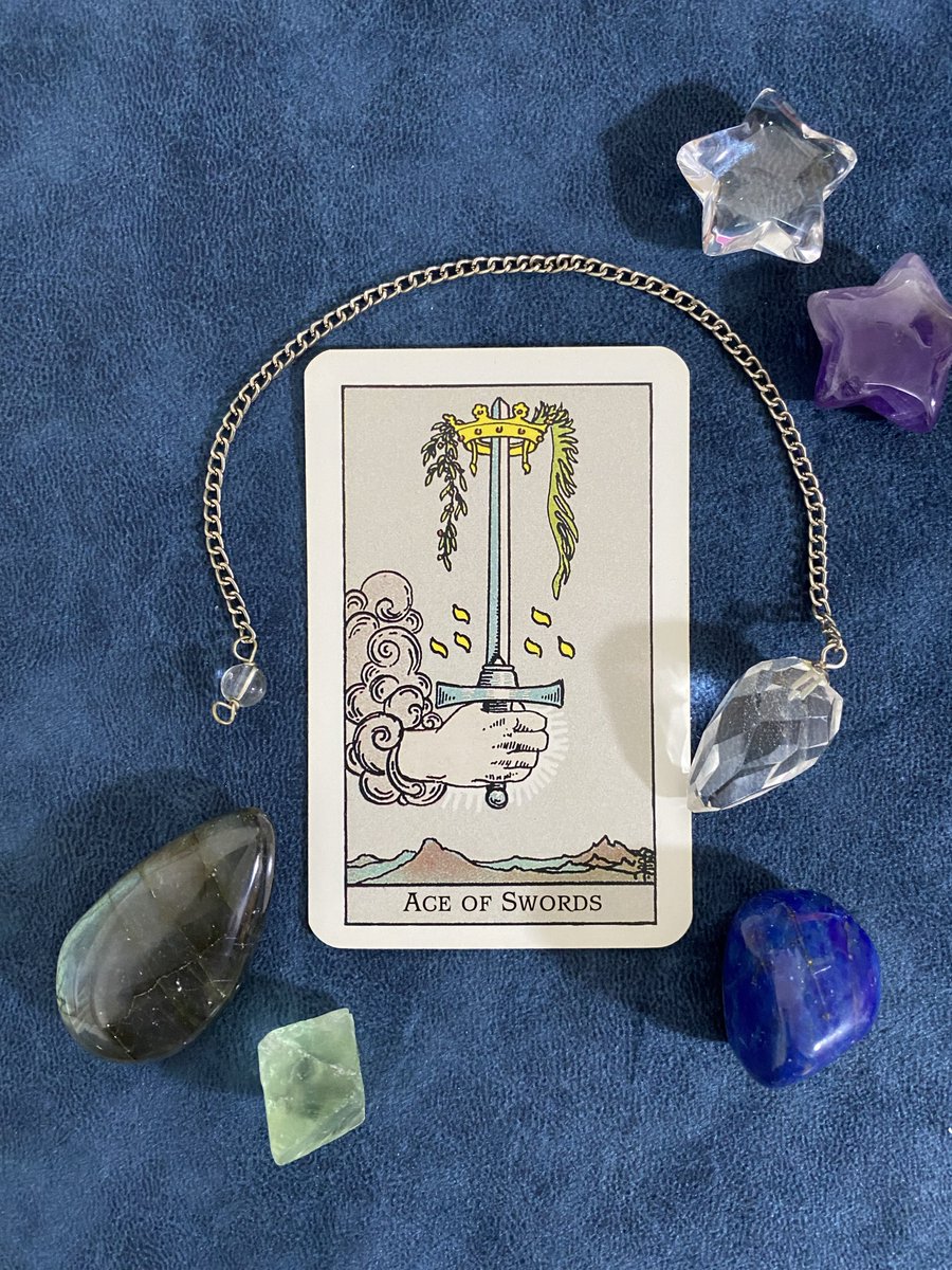 tarotsgr's tweet photo. 3/25（水）のメッセージ🔮
【ソードのエース】
直感に従ってスタートしていく日💡

何だかピンときたもの、吸い寄せられるような事、これまで興味がなかったものに急に惹かれるようになったらぜひチャレンジしてみて。『自分こんな才能あったの？』なんて気づくきっかけにもなりそうよ🌟
#タロット占い https://t.co/YBZtNhIHen