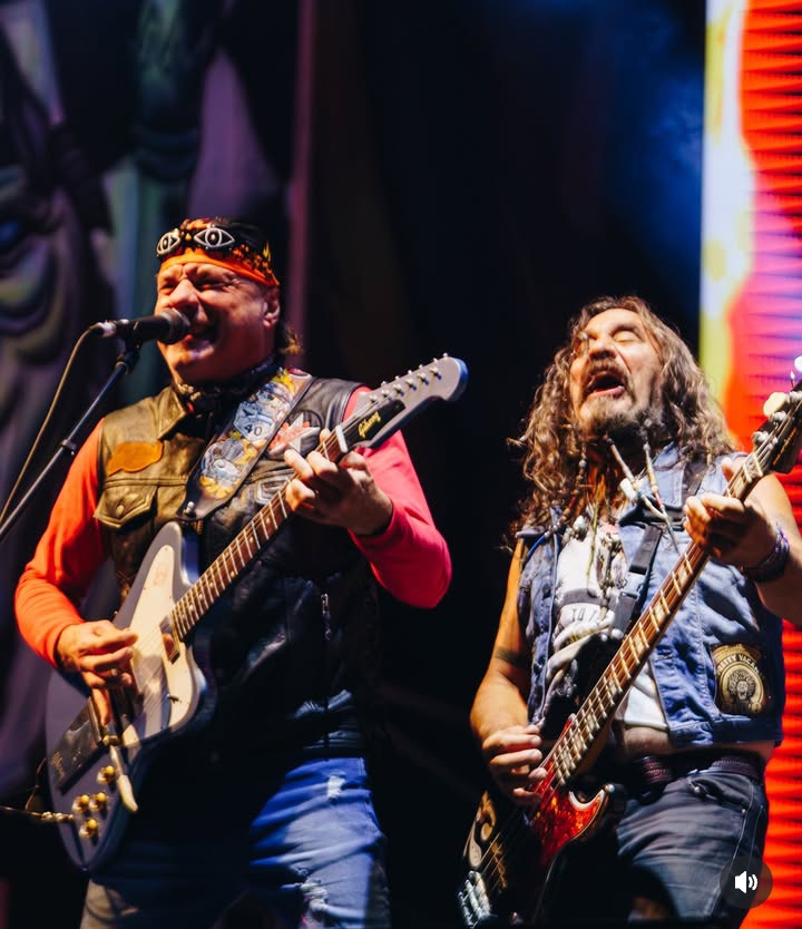 ElGenoves73's tweet photo. Hubo gente que vió en la misma semana a AC/DC y a La Renga en Capital Federal. Afortunados y Bienaventurados ellos. Desde el Holy Shit! Histórico (Que de seguro será título de material audiovisual) al Tano Marciello tocando El Final es en Donde Partí con La Renga. El Rock VIVE!!! https://t.co/EfnFlJPvM4