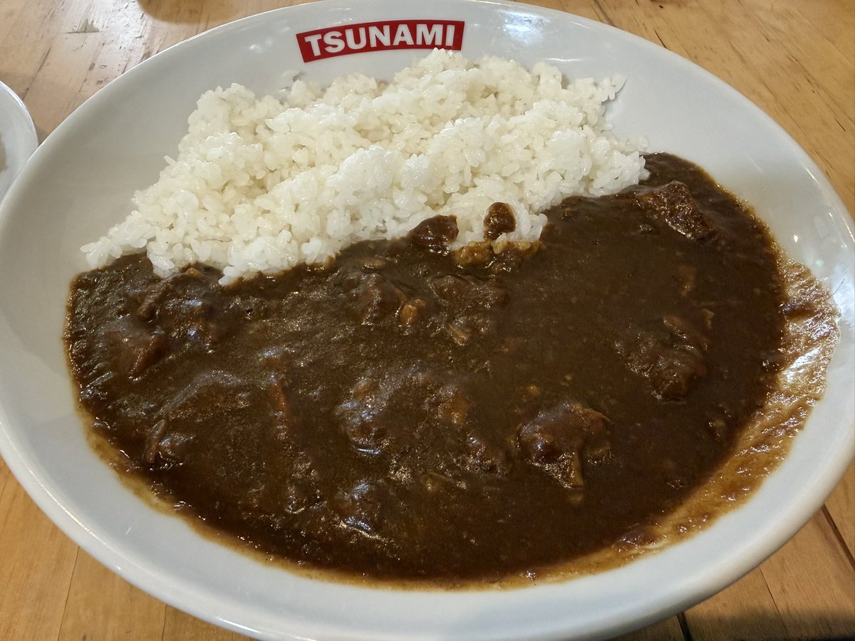 orisyasu's tweet photo. 横須賀グルメを満喫
朝、MIKASA CAFEにて横須賀海軍カレー1600円食べたけど私には微妙でした。その反動か昼もTUNAMIさんで海軍カレー1300円＆ハンバーガー。具材もゴロゴロ入っていて美味かった。ごちそうさまでした
 #横須賀  
 #海軍カレー 
 #ハンバーガー 
 #MIKASA CAFE 
  #TUNAMI https://t.co/pc9gb8bA8y