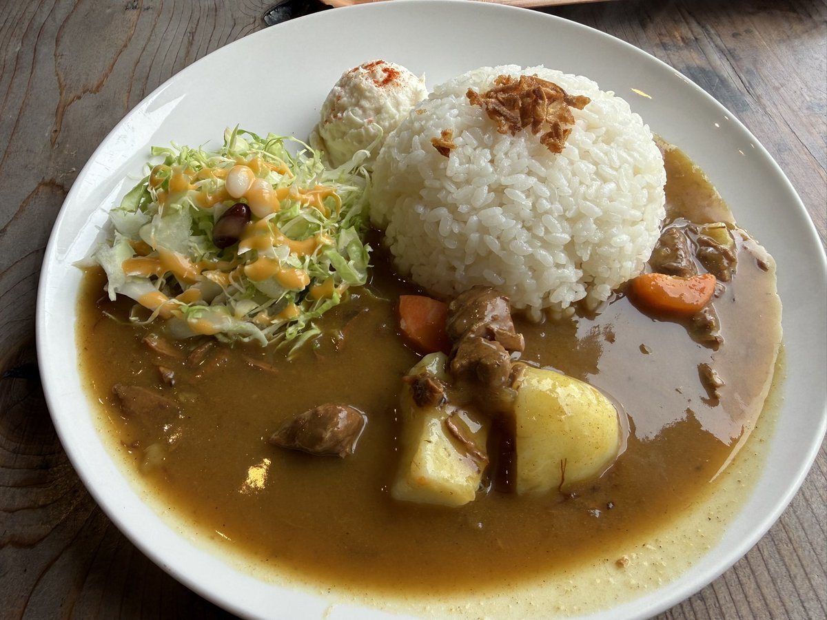 orisyasu's tweet photo. 横須賀グルメを満喫
朝、MIKASA CAFEにて横須賀海軍カレー1600円食べたけど私には微妙でした。その反動か昼もTUNAMIさんで海軍カレー1300円＆ハンバーガー。具材もゴロゴロ入っていて美味かった。ごちそうさまでした
 #横須賀  
 #海軍カレー 
 #ハンバーガー 
 #MIKASA CAFE 
  #TUNAMI https://t.co/pc9gb8bA8y