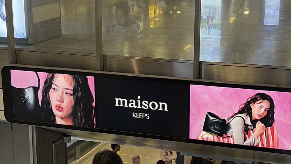 hyccnn's tweet photo. 🥳 congrats. พส. #โบว์เมลดา พรีเซ็นเตอร์คนแรก แบรนด์ maison KEEPS เหมาะสมทุกประการ ชีค่ดจาน่าร้ากกกเข้าสุด อะพวกเราสามารถพบเจอพส.โบว์ได้ตาม Billboard และจอดิจิตอลทั่วกทม. เย้ยยนะ ผมเจอแล้วที่ MRT คิคิ ชีครองงงงงงงง เริ่ดเลยล่ะ 💛
#maisonKEEPS  #TheMiniMaisonBag
#BowformaisonKEEPS https://t.co/lhIdpeZpWp
