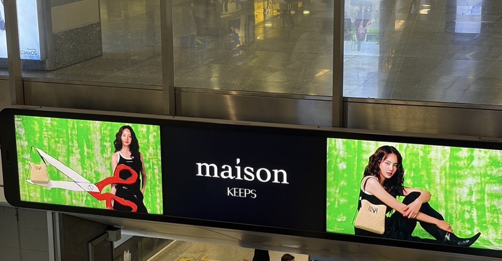 hyccnn's tweet photo. 🥳 congrats. พส. #โบว์เมลดา พรีเซ็นเตอร์คนแรก แบรนด์ maison KEEPS เหมาะสมทุกประการ ชีค่ดจาน่าร้ากกกเข้าสุด อะพวกเราสามารถพบเจอพส.โบว์ได้ตาม Billboard และจอดิจิตอลทั่วกทม. เย้ยยนะ ผมเจอแล้วที่ MRT คิคิ ชีครองงงงงงงง เริ่ดเลยล่ะ 💛
#maisonKEEPS  #TheMiniMaisonBag
#BowformaisonKEEPS https://t.co/lhIdpeZpWp