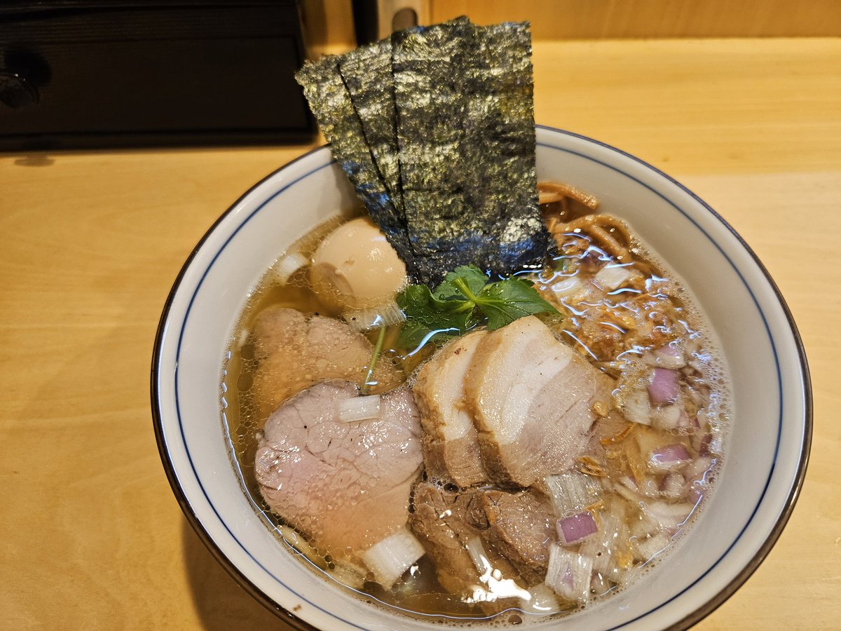 麺庭つむぎ@南林間
特製純煮干しらーめん(塩)
実家に行くついでに久々つむぎー♥
13時前着でちょうどすんなり入れてラッキー✌
チャーシューがホロッホロ✨
ツルツルの麺が食べやすい(*´ч`*)
限定の煮干しも食べたかったなぁ🥹
お店でたらあっという間に8人並び！
ご馳走様でした\(* ´ ꒳ ` *)/✨