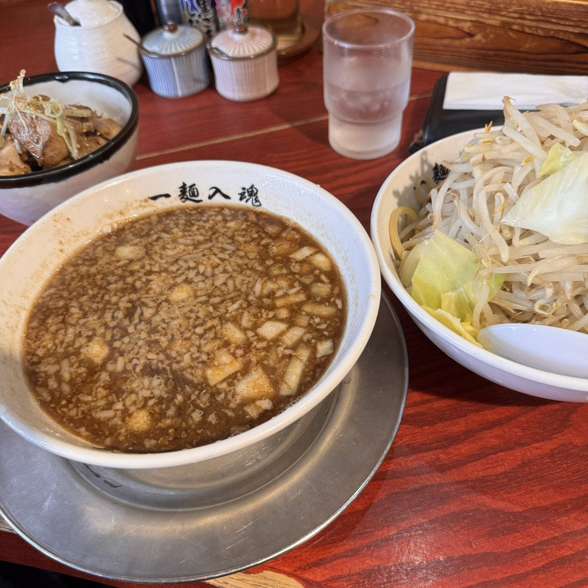 β ◢ ◤ tweet media