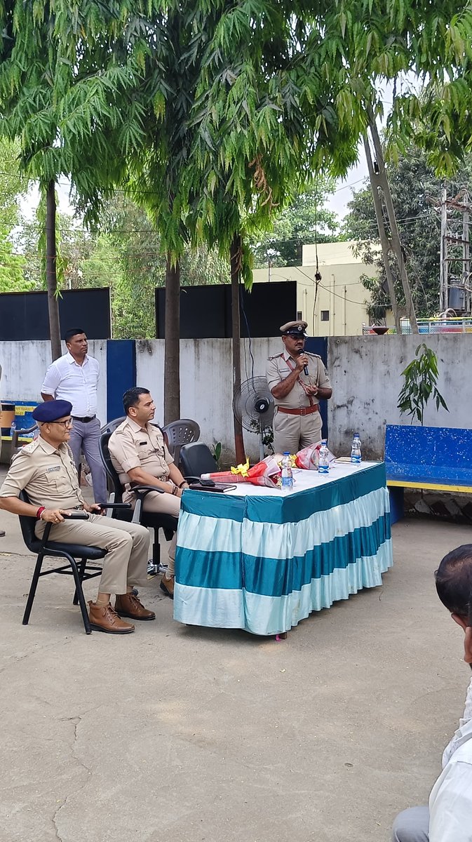 SP_Panchmahal's tweet photo. આજ રોજ પંચમહાલ જિલ્લાના પોલીસ અધિક્ષક ડૉ. હરેશભાઈ દૂધાત સાહેબ શ્રીની અધ્યક્ષતા હેઠળ ઘોઘંબા તાલુકાના વિવિધ સમાજોના આગેવાનો સાથે સ્થાનિક સ્વરાજ્યની ચૂંટણીને અનુલક્ષીને કાયદો અને વ્યવસ્થા જાળવી રાખવા તથા સૌહાર્દપૂર્ણ વાતાવરણ નિર્માણ કરવા માટે એક મહત્વપૂર્ણ સંવાદ કાર્યક્રમ યોજાયો. https://t.co/LlFkrnWvda