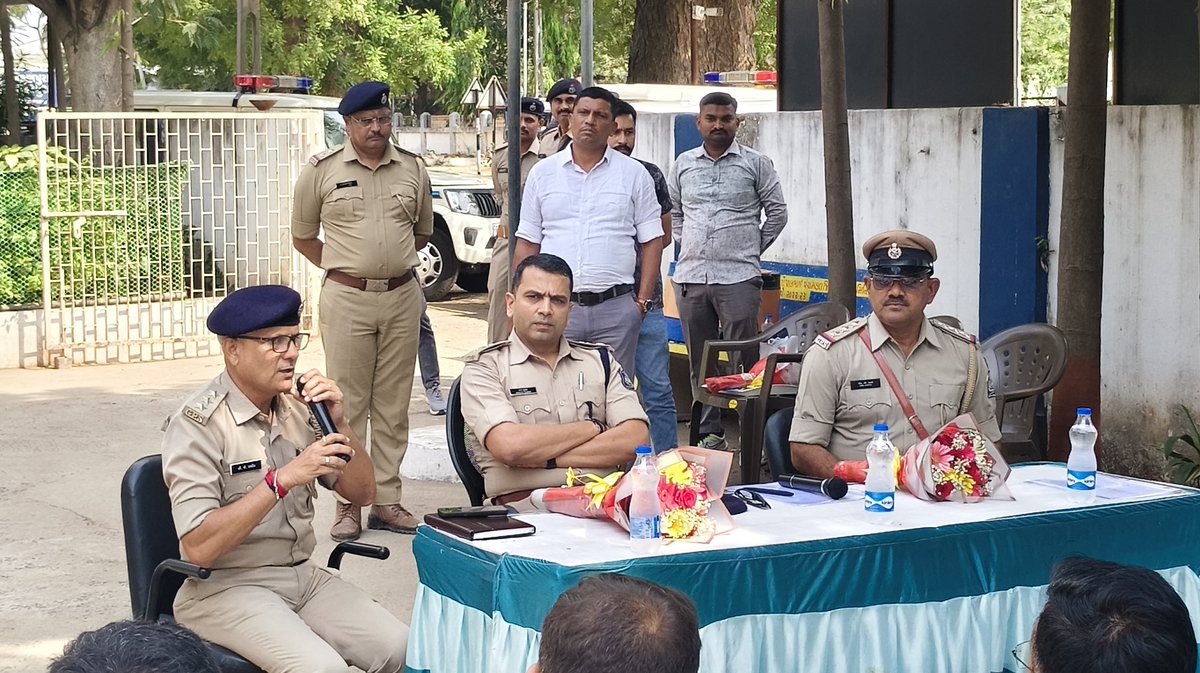 SP_Panchmahal's tweet photo. આજ રોજ પંચમહાલ જિલ્લાના પોલીસ અધિક્ષક ડૉ. હરેશભાઈ દૂધાત સાહેબ શ્રીની અધ્યક્ષતા હેઠળ ઘોઘંબા તાલુકાના વિવિધ સમાજોના આગેવાનો સાથે સ્થાનિક સ્વરાજ્યની ચૂંટણીને અનુલક્ષીને કાયદો અને વ્યવસ્થા જાળવી રાખવા તથા સૌહાર્દપૂર્ણ વાતાવરણ નિર્માણ કરવા માટે એક મહત્વપૂર્ણ સંવાદ કાર્યક્રમ યોજાયો. https://t.co/LlFkrnWvda