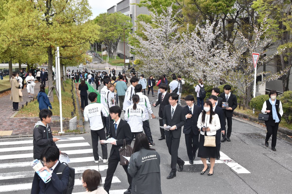 本日は入学式🌸
学内のいたるところに桜が残る中
学部2,176名、大学院2,357名の新入生を迎えました。
式の最後には応援団による力強い演舞も📣
ご入学おめでとうございます！
#名古屋大学 #名大 #春から名大