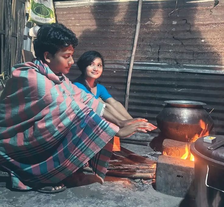 मुझे पता है ~
"अभी तुम सुंदर चेहरों पर मरते हो…
मुस्कानों में सच्चाई ढूंढते हो…
{ क्योंकि ज़िंदगी ने अभी तक तुम्हें परखा नहीं है }"
"जब वक़्त तुम्हें आईना दिखाएगा
जब अपने ही सपनों का बोझ उठाओगे…
तब समझ आएगा –
आदमी चेहरों से नहीं,
उसके व्यवहार और मेहनत से खूबसूरत होता है…"1/2