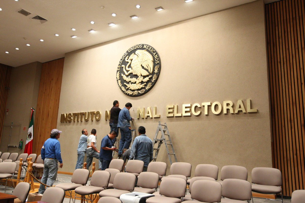 C_Humphrey_J's tweet photo. Un día como hoy, pero de 2014 el Consejo General del recién creado @INEMexico celebró su primera sesión, dejando atrás al IFE. El INE fue producto de una reforma constitucional promulgada el 10 de febrero de aquel año, que le asignó 74 nuevas atribuciones. #12Aniversario #IFE-INE https://t.co/iTgokv3NpC