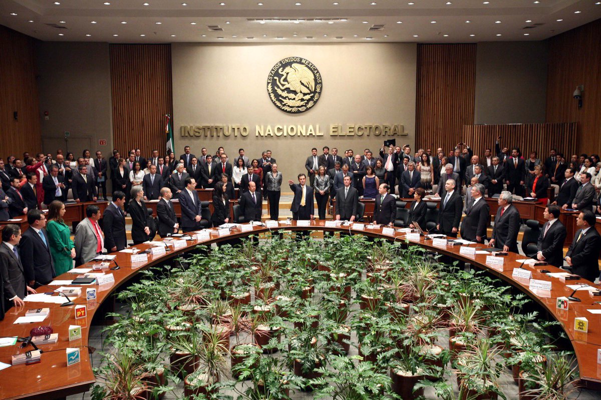 C_Humphrey_J's tweet photo. Un día como hoy, pero de 2014 el Consejo General del recién creado @INEMexico celebró su primera sesión, dejando atrás al IFE. El INE fue producto de una reforma constitucional promulgada el 10 de febrero de aquel año, que le asignó 74 nuevas atribuciones. #12Aniversario #IFE-INE https://t.co/iTgokv3NpC
