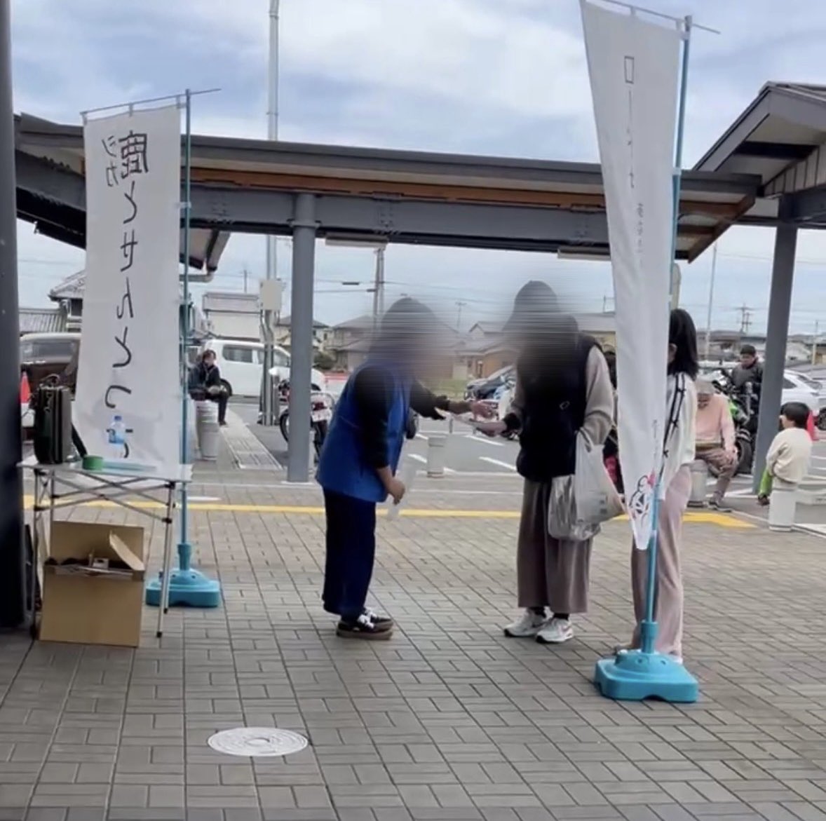 zeroroadkill's tweet photo. 本日、道の駅 レスティ唐古・鍵 さんの敷地内でチラシ配りをしました！初めての経験で緊張しましたが楽しかったです！
皆様も温かく見守ってくださりとても良い経験になりました！
 #鹿トすなライダーズ  #ロードキル  #啓発活動  #レスティ唐古・鍵  #道の駅  #奈良 https://t.co/sdFGRAyL12