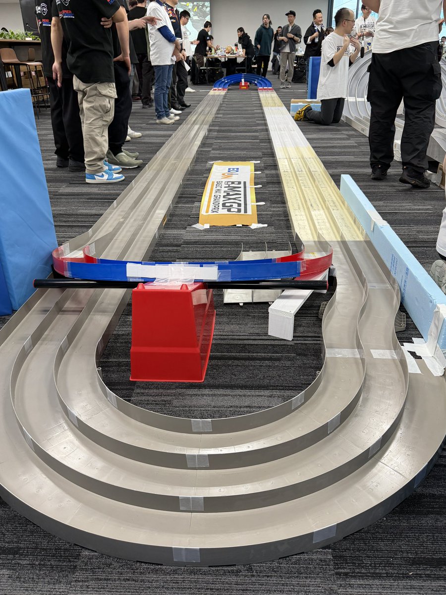 5レーンによる予選が終わりここからは3レーンによるドラッグレース🏁

ここまで来たらもう気合いの勝負。
理屈じゃない #企業対抗選手権 名物“直線番長”ドラッグレース開催！
ミニ四駆の基本をBASICにMAXです
#bmaxgp #mini4wd