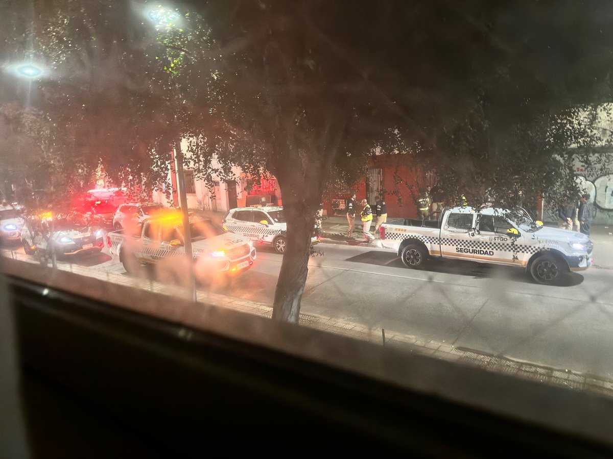 iCrizt's tweet photo. Hace un rato hubo una redada frente a mi ventana. 10 autos de carabineros y seguridad ciudadana. 
Se llevaron a uno preso, y quedé con ganas de saber el chisme completo. Qué era? Mafioso, malandro, drug lord? https://t.co/sb7Otjh2p5